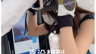 她俩真是海边盖房子，浪到家了！
