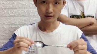 قوّة التفكير تنحني الملعقة، والجمهور بجانبها يكشف الحيلة مباشرةً!