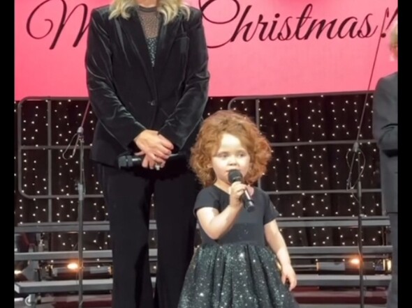 عندما يصعد الطفل اللطيف إلى المسرح ليتحدث...