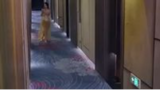 Tidur semalam dengan pewaris yang suka diam-diam 10 tahun? Aku kabur, dia datang bawa proyek 10M!