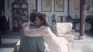 Cinderella belajar tentang pengalaman hidup CEO, dia memeluknya dan menghiburkannya.