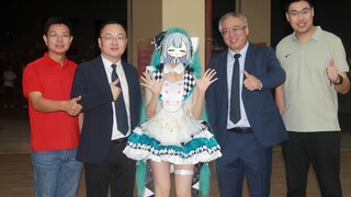 当你在百年老校的校庆舞台上cos初音未来演出。。。