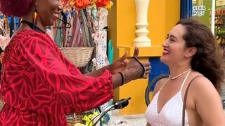 Bà chủ khăn trùm đầu ở Cartagena, Colombia khiến du khách lập tức thay đổi khí chất.