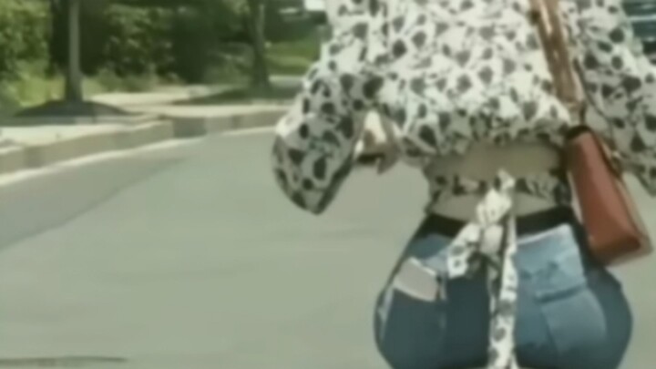 دَفَعتُ عربتي حتى انبعث الدخان، لكنني لم أستطع اللحاق بها. من منا لا يُدهشه رقبتها المُنتفخة، وكتفيه
