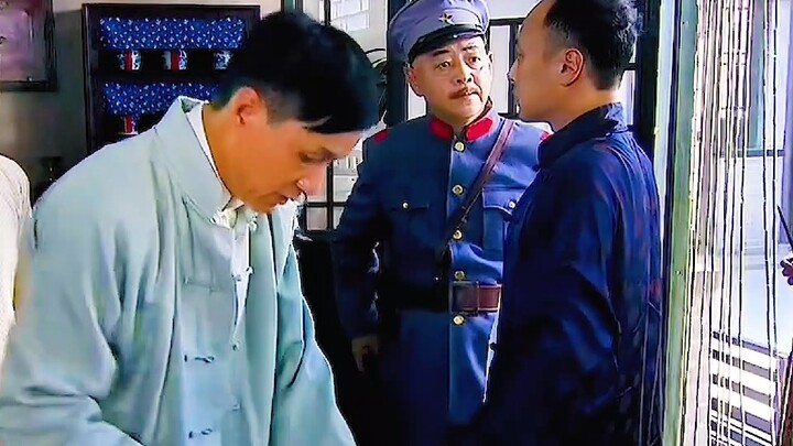 Người đàn ông bị trói chặt vào cây, hóa ra lại là để chữa bệnh