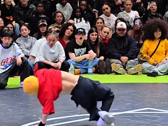 Chinese street dance teen shocks foreigners in France to win the championship!