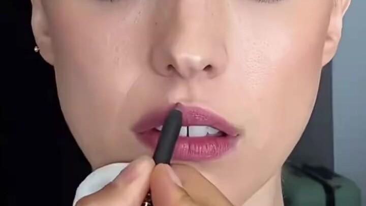 “The second Anne Hathaway? What an authoritative face!”