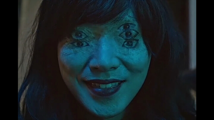 Seorang pria aneh muncul di Super Shi, dan baru ketahuan kalau dia makhluk menakutkan setelah melepa