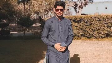 *Description:*Main Character Energy ✨Desi hoon aur Shalwar Kameez pehenna fakhar hai 🇵🇰Tumhe kaisa