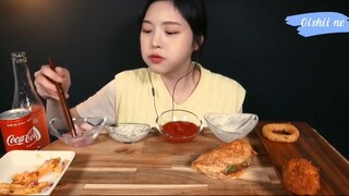 Burger 3 vị, mực chiên, khoai chiên và gà viên chiên 8 #amthuc