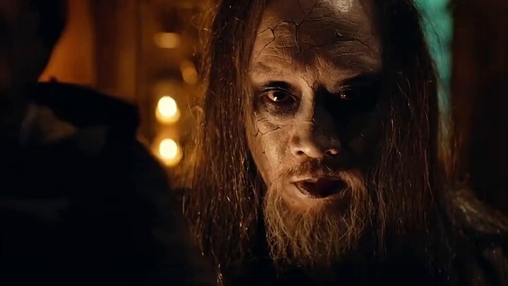The executioner missed the time and beheaded the girl with double pupils, which was a big taboo. Thi