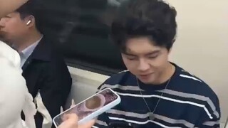 在地铁上 ，男生以为是自己身上有味道，结果闻了一下发现不是，男生：她摸了我的小脸蛋 #搞笑  #腼腆男孩  #翻书转场