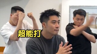 สามารถก้มได้และยืดหยุ่นได้ จึงจะเป็นสีสันของวีรบุรุษ