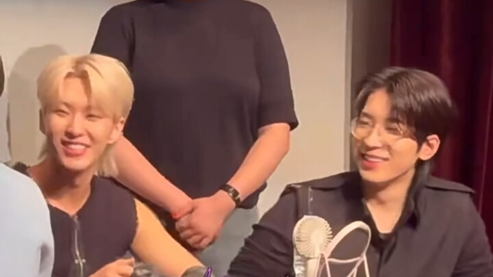 Hoshi was chatting with Clara, who hadn’t reached his spot yet, so Wonwoo gave him a scolding 🤣