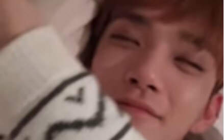 [Hyunjin/Jeonghan] The half-awake “Beautiful Sister” is so cute—I just want to pet her!