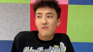 Nghệ sĩ piano nhỏ tuổi trong lớp chúng tôi đang ở đây