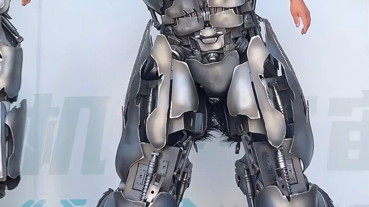 تم الانتهاء أخيرًا من تصميم روبوت آلي مُصمم خصيصًا لأحد العملاء. انظروا إلى روعته. هل تعرفون من أي ش