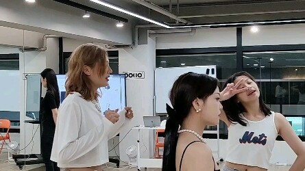 The biggest difference between girls taking photos and guys taking photos: they use their shoulders 