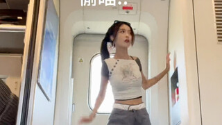 高铁上偷感十足的SPOT挑战 Jennie&Zico