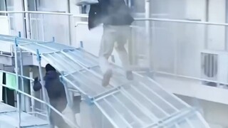Người đàn ông đã phá vỡ giàn giáo và có một hành động nhanh chóng và giận dữ