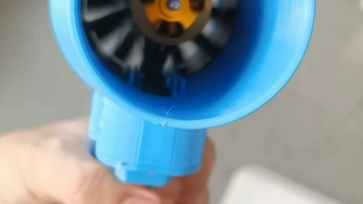 Tâm lý như tôi đã mua cho vợ chiếc máy sấy tóc có lực gió 1,25 kg, giúp tóc khô cực nhanh.