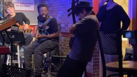 عندما تذهب إلى حانة جاز تحت الأرض في أمريكا مع آلات صينية لتشارك في جلسة عفوية...