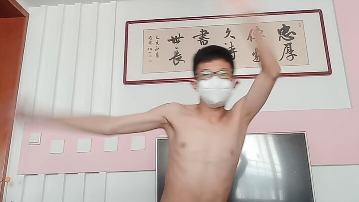 الطقس البارد لا يمنعني من الرقص بصدر عارٍ على أغنية "جزيرة الكنز الجديدة"! (على أي حال، لا أحد يشاهد