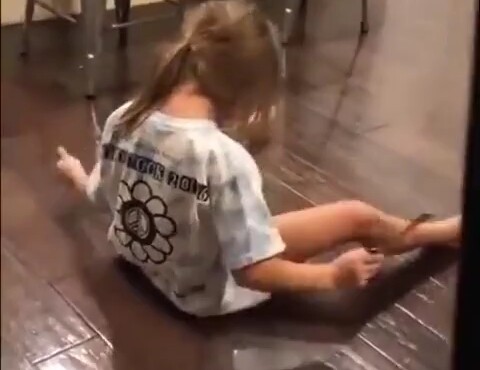 เด็กผู้หญิงตัวเล็กๆ ที่น่ารักมาก ยังใช้มือป้องกันปลายแหลมไว้ ฮ่าฮ่าฮ่า