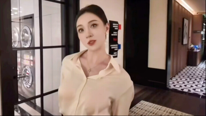 Pertanyaan: “Sudahkah tante berusia 40 tahun yang manja dan imut itu bersuara serak sambil berteriak