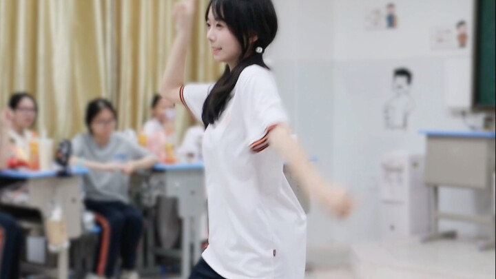 นี่เป็นการเต้นโฮมแดนซ์ครั้งแรกของฉันซึ่งฉันใช้เวลาเรียนถึงสามชั่วโมง / ฉันลืมท่าเต้นไปโดยไม่ได้ตั้งใ