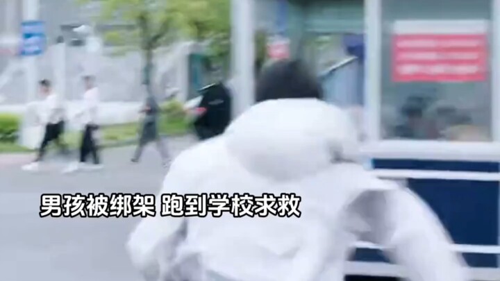 Cảnh sát da đen bắt cóc cậu bé giữa ban ngày