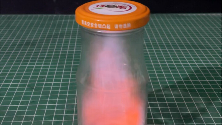 زجاجة زجاجية تحترق، التأثير جيد، والتأثير الداخلي واضح تمامًا.