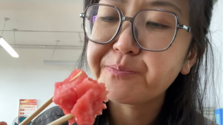 Guru SMA baru terima gaji, hal pertama yang dia lakukan adalah beli buah. Kok malah bikin kesan kala