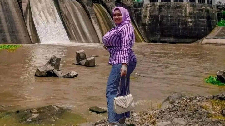 Adhe ngerii lihat wanita payudara nya besar jadi ngus ngusan kejar cewek montokk,