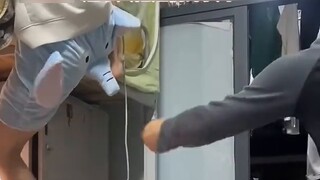 اشترى الصبي شورتًا به خرطوم فيل، ولم يتمكن زميله في السكن من منع نفسه من قرصه.
