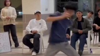 一招街舞丝滑动作 震惊全场