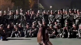 Các tiền bối huấn luyện quân sự nhảy rất đẹp