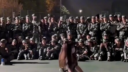 Senior dalam pelatihan militer menari dengan sangat baik