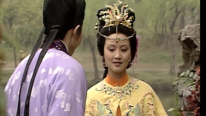 Hai phiên bản Vương Hy Phượng bị trêu ghẹo: một người dửng dưng, một người làm dáng điệu.