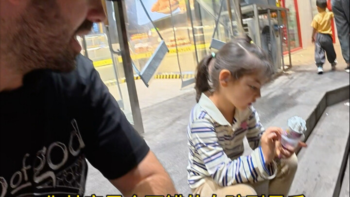 The most ordinary magic: shopping in the supermarket with my Chinese daughter at night