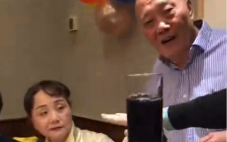 大叔吃饭时表演魔术，茶水变色！
