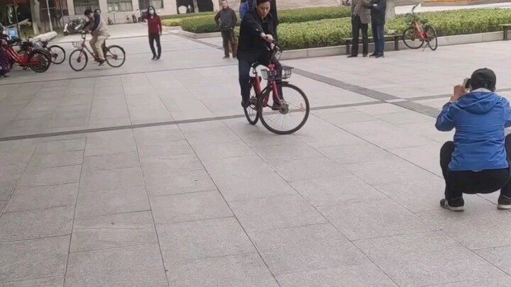 This speed is insane!! Changzhou University’s slow-riding champion!