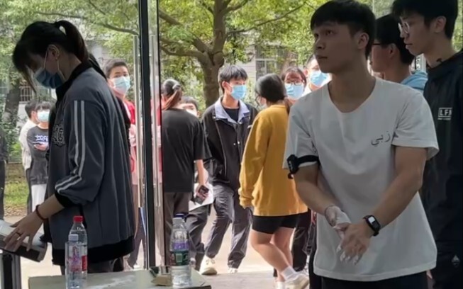 Kiểm tra thể lực chỉ có từng đó hít xà đơn à?