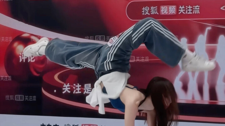 Vẫn là màn trình diễn của ban giám khảo～ Bao giờ mới bỏ được cái tật cứ hồi hộp là lại làm quá mức t