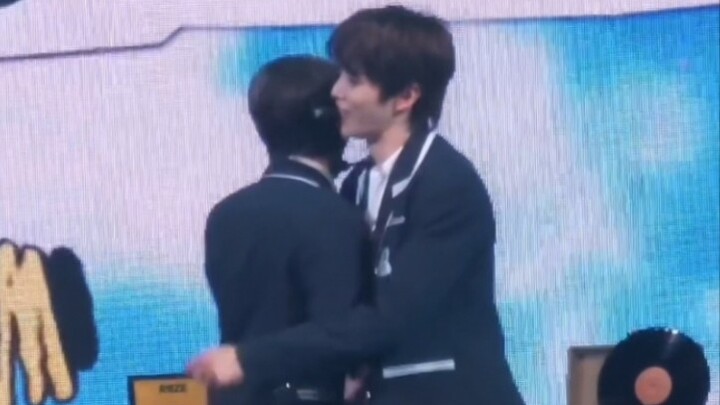 【เจิ้งจื่อเจียง】ใครกันนะ พออ้อนทีก็พุ่งเข้าไปซุกอกคนอื่น แล้วก็ยังเขินจนเต้นรำด้วยล่ะ