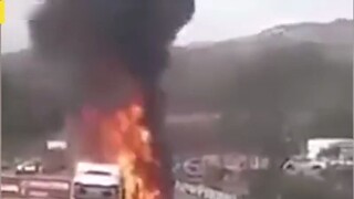 زوجة تموت على الفور في حادث سيارة، زوجها يرفض العيش وحيدًا ويتجه نحو السيارة المحترقة ليقتل نفسه