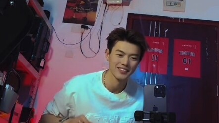 185 cm Pisces college student from Chongqing whose smile could charm you to death