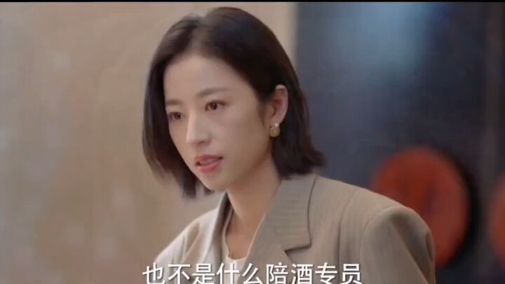 Low-key Sister Qiao transforms into a “tea-pouring champ” and out-drinks everyone at the party.