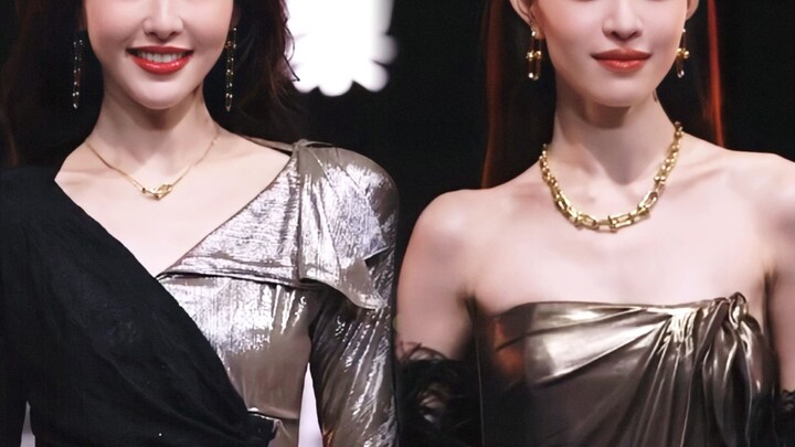 Hai cô nàng catwalk trên thảm đỏ quá xuất sắc, cùng xuất hiện mà chẳng biết phải nhìn ai trước!