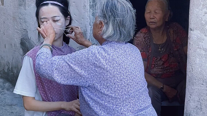 “ศิลปะการโกนหนวดแบบดั้งเดิม” ของผู้หญิงรุ่นแรกกำลังจะเลือนหายไป แต่งานชิ้นนี้จะยังคงถูกอนุรักษ์ไว้ตล